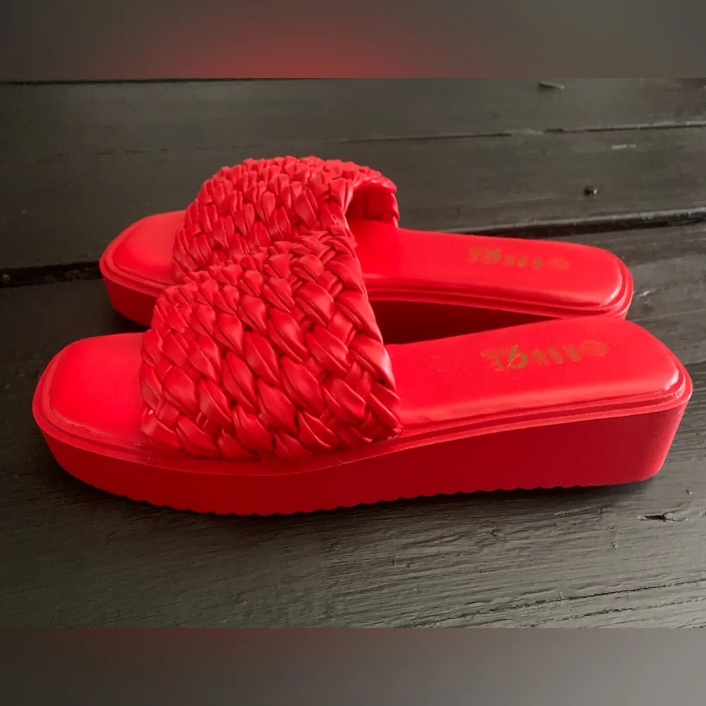 ❤️❤️‎ Rouge Helium Red Rubber Heel Flip flop❤️❤️NWT